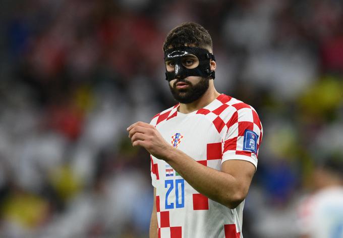 Joško Gvardiol zaradi poškodbe nosa in očesa, ki jo je staknil v začetku prejšnjega meseca, na svetovnem prvenstvu v Katarju nastopa z zaščitno obrazno masko. | Foto: Reuters