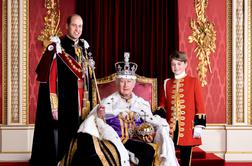 Britanski kralj kronanje zaznamoval tudi s fotografijo s prestolonaslednikoma #foto