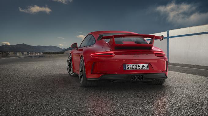 911 GT3 obljublja hitro nizanje linij in stabilnost pri velikih hitrostih zaradi izboljšanja aerodinamičnih elementov, vključno z izrazitejšim difuzorjem in velikim karbonskim usmerjevalnikom zraka zadaj.  | Foto: Porsche