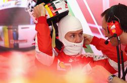 Ferrarijev Sebastian Vettel v dežju razbil Mercedesovega dvojčka