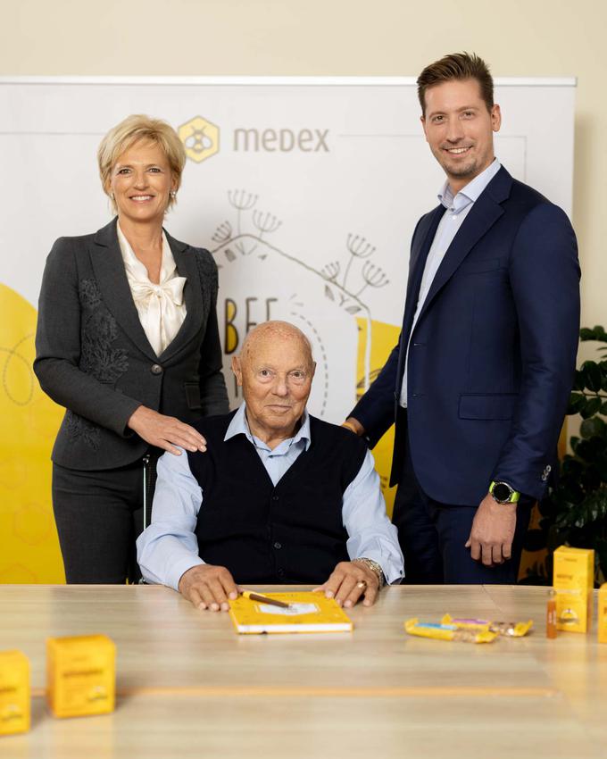 Tri generacije podjetja Medex: generalna direktorica Aleša Mižigoj, nekdanji direktor Aleš Mižigoj, direktor strategije Martin Kandus. | Foto: Žiga Intihar