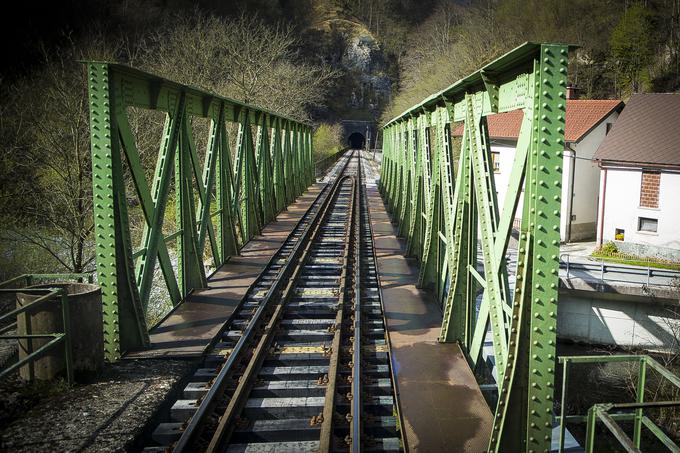Na 89 kilometrih proge med Jesenicami in Novo Gorico se izmenjuje 28 predorov, pet galerij ter 46 mostov in viaduktov. | Foto: Ana Kovač