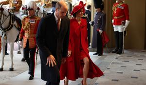 Kate Middleton pokazala noge in navdušila z opravo #foto #video