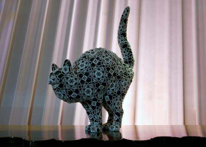 Skulpturo Lagerfeldove ljube mačke Choupette je leta 2013 oblikovala umetnica Joane Vasconcelos. | Foto: Reuters