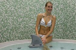 V bazenu z mis Universe in plavutjo morskega psa (video)