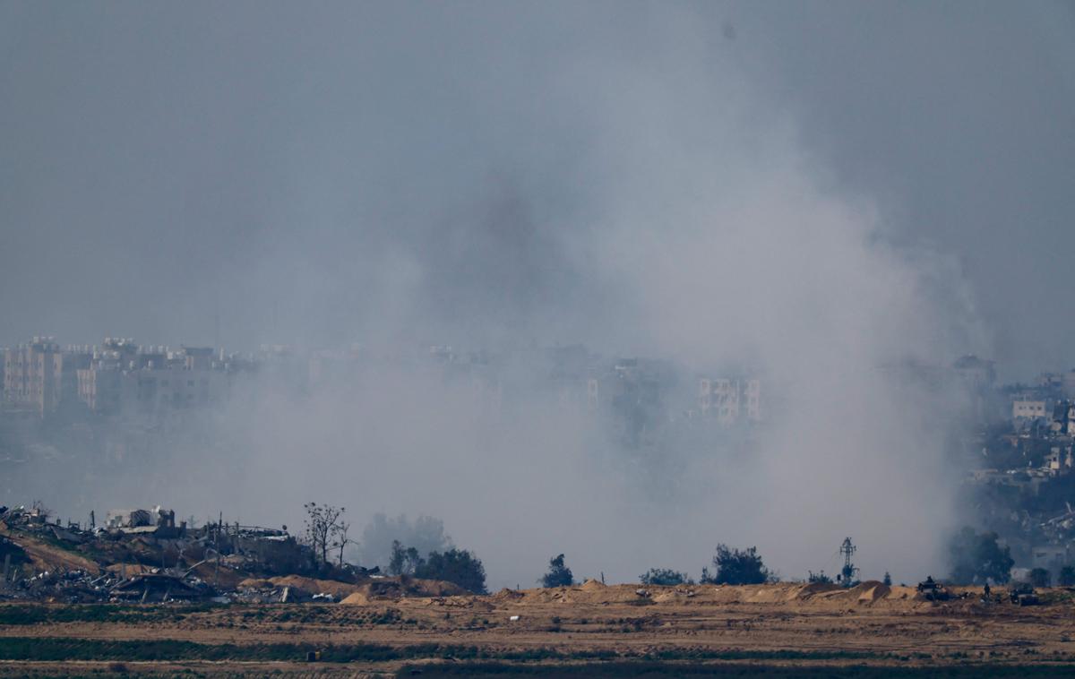 Gaza v dimu | Gaza je bila tudi prejšnjo noč tarča silovitega bombardiranja. | Foto Reuters