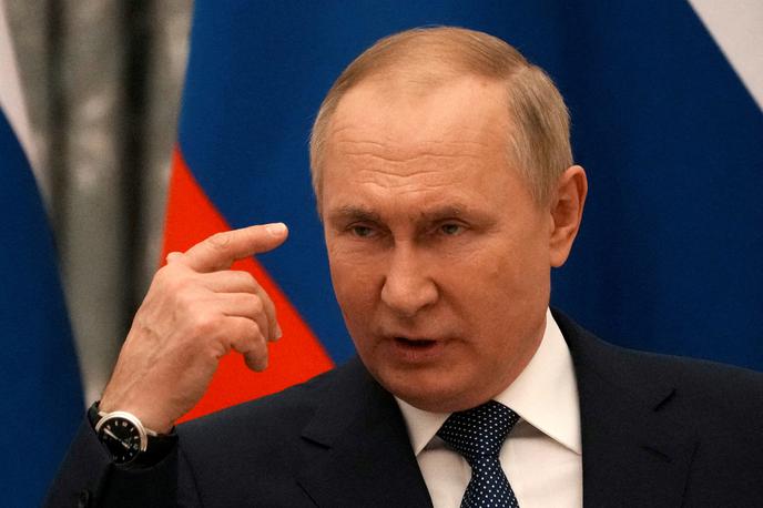 Vladimir Putin | "Proti takšni iracionalnosti razum, vsaj kratkoročno, ne more doseči veliko. Najverjetneje bo na koncu Putina zaustavila kombinacija sankcij in rastočega števila žrtev na strani Rusije," je pojasnil politični analitik Aleš Maver.  | Foto Reuters