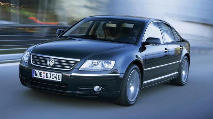 Volkswagen je s phaetonom želel mešati štrene premijskim proizvajalcem, a je zaradi visokih stroškov vzdrževanja avto prodajno pogorel. | Foto: Volkswagen
