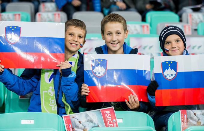 Ponosno so navijali za Slovenijo in napovedali zmago nad slovaškimi gosti. | Foto: Vid Ponikvar