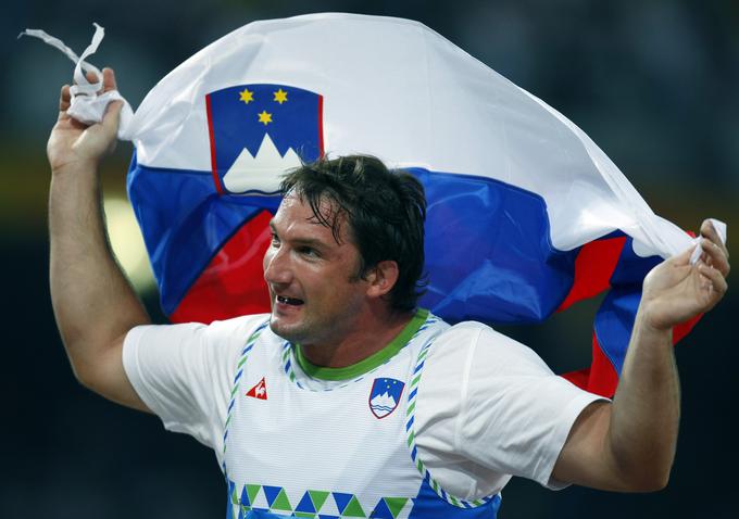 Veselje Primoža Kozmusa po osvojeni zlati medalji na olimpijskih igrah v Pekingu. | Foto: Reuters