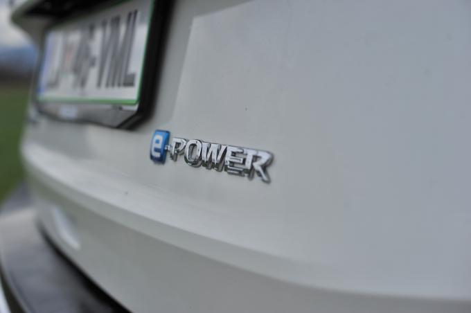 Oznaka, ki razkriva hibridni pogon na osnovi elektromotorjev in bencinskega motorja kot generatorja potrebne elektrike. | Foto: Gregor Pavšič