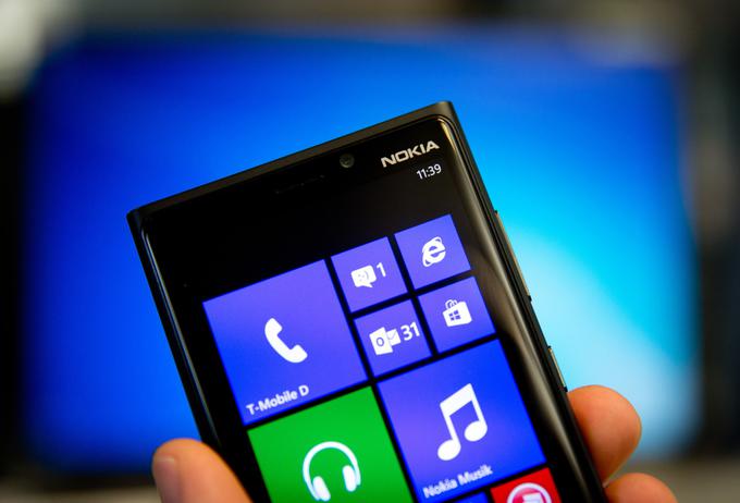 Pametni telefoni znamke Nokia Lumia oziroma kasneje Microsoft Lumia so bili v prvi polovici prejšnjega desetletja stalnica predstavitev novih trendov industrije mobilnih naprav. Znani so bili predvsem po svoji barvitosti, dobri optiki kamer in seveda zvestobi operacijskemu sistemu Windows Phone (kasneje Windows 10 Mobile). Microsoft je v petih letih obstoja znamke prodal okrog 111 milijonov Lumij. | Foto: AP / Guliverimage