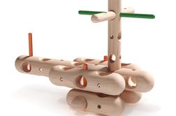 Na trg prihaja lesena igrača, ki jo je zasnoval legendarni slovenski oblikovalec