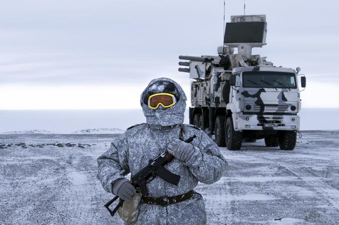 Med hladno vojno je bila Arktika eno najbolj militariziranih krajev na svetu in je imela osrednjo vlogo v jedrskem spopadu med ZDA in Sovjetsko zvezo. Zdaj se Rusija znova vojaško utrjuje na arktičnem območju (na fotografiji je ruski vojak na območju ruskega polarnega severa leta 2019). | Foto: Guliverimage