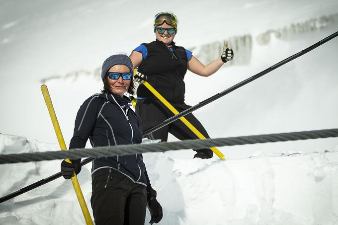 V ekipi kaninskih žičničarjev sta tudi dve žičničarki, Kristina in Janja. Zadnja bo bržkone prva Slovenka z licenco za upravljanje snežnega teptalca. | Foto: Ana Kovač