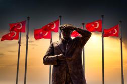 Sto let turške hoje v krogu