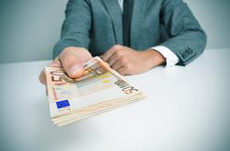 V Sloveniji prijavlja najnižje mogoče dohodke, v tujini pa ima 7,6 milijona evrov #video