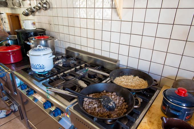 Češka koča kuhinja | Foto: Klemen Korenjak