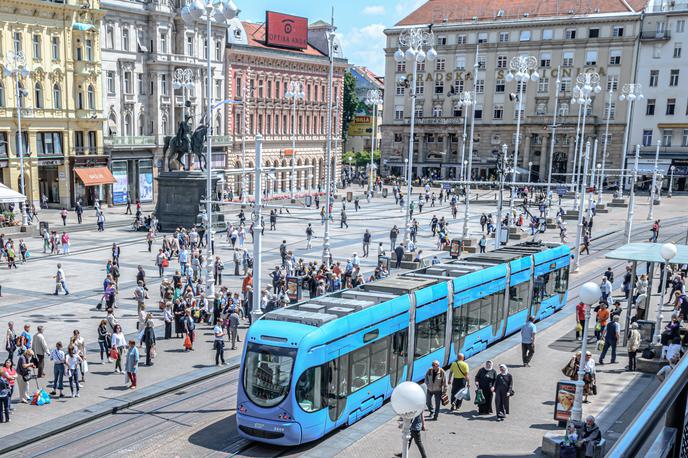 Zagreb tramvaj | Največ tujcev iz tretjih držav dela v Istri in Zagrebu, kjer je mogoče opaziti veliko dostavljavcev hrane in voznikov taksijev iz Azije, prav tako jih vedno več dela tudi v gostinskih lokalih. | Foto Shutterstock