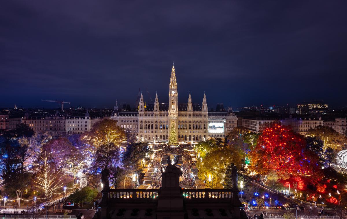 Christkindlmarkt | Božični sejem pred dunajsko mestno hišo je lani obiskalo tri milijone ljudi. | Foto Johannes Wiedl