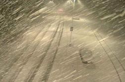 Na cestah ponekod sneg, zimska oprema tudi po 15. marcu obvezna