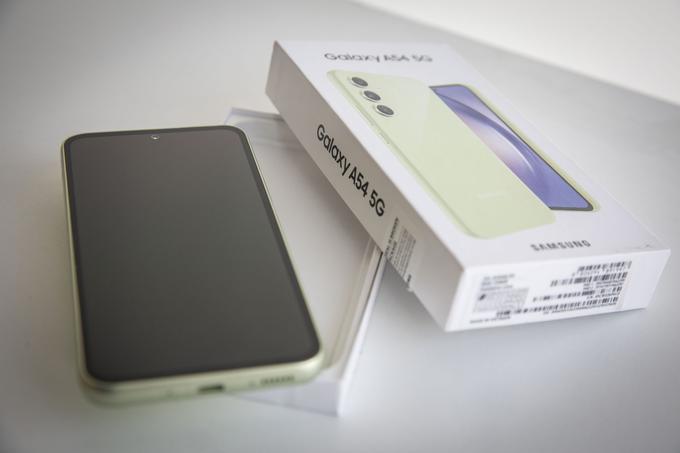Tudi pri tem Samsungovem telefonu v zavojčku dobimo samo orodje za odpiranje utora za SIM-kartico in USB-kabel. | Foto: Bojan Puhek