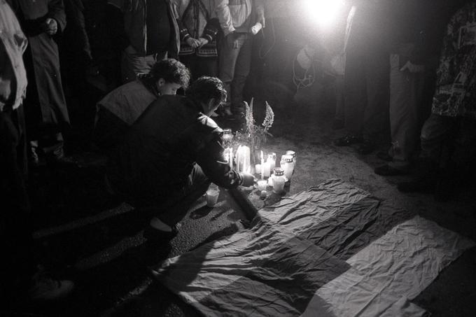 Mariborčani prižigajo svečke na kraju, kjer je oklepnik JLA do smrti povozil Josefa Šimčika. | Foto: Tone Stojko