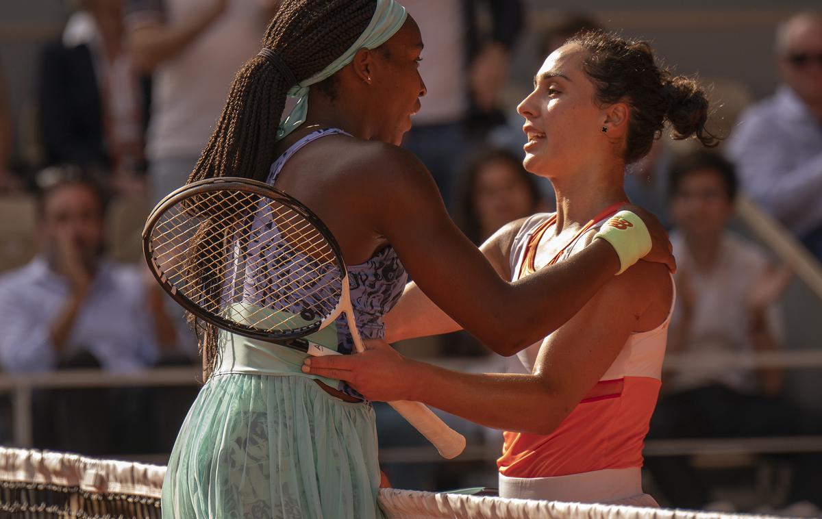 Martina Trevisan | Martina Trevisan (na fotografiji v objemu z Američanko Coco Gauff, ki bo danes igrala v finalu Roland Garrosa) je spisala eno najlepših zgodb letošnjega pariškega turnirja. | Foto Reuters