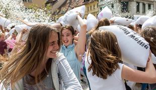 V Ljubljani frčalo perje: na Prešernovem trgu stres sproščali s pretepanjem