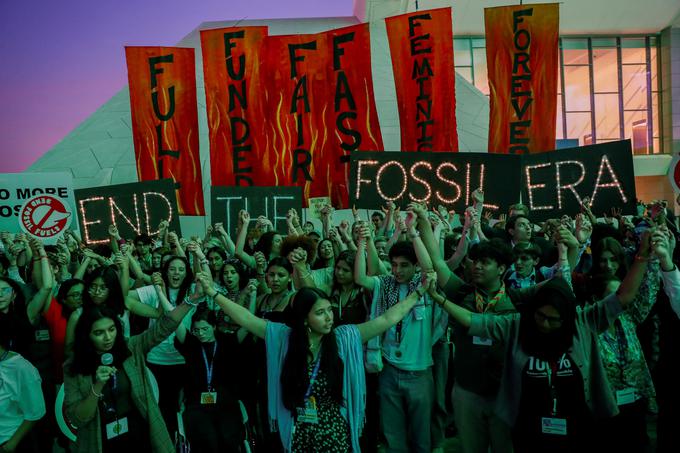 "Ne želimo več fosilnih goriv. Zagotovite nam pravično in urejeno slovo od njih," je med drugim glasno vzklikala pisana skupina protestnikov in si prislužila aplavz zbrane množice. | Foto: Reuters