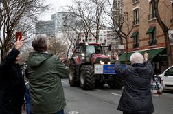 Kmetje vztrajajo: znova zasedli mesta in razsuli tovore žita