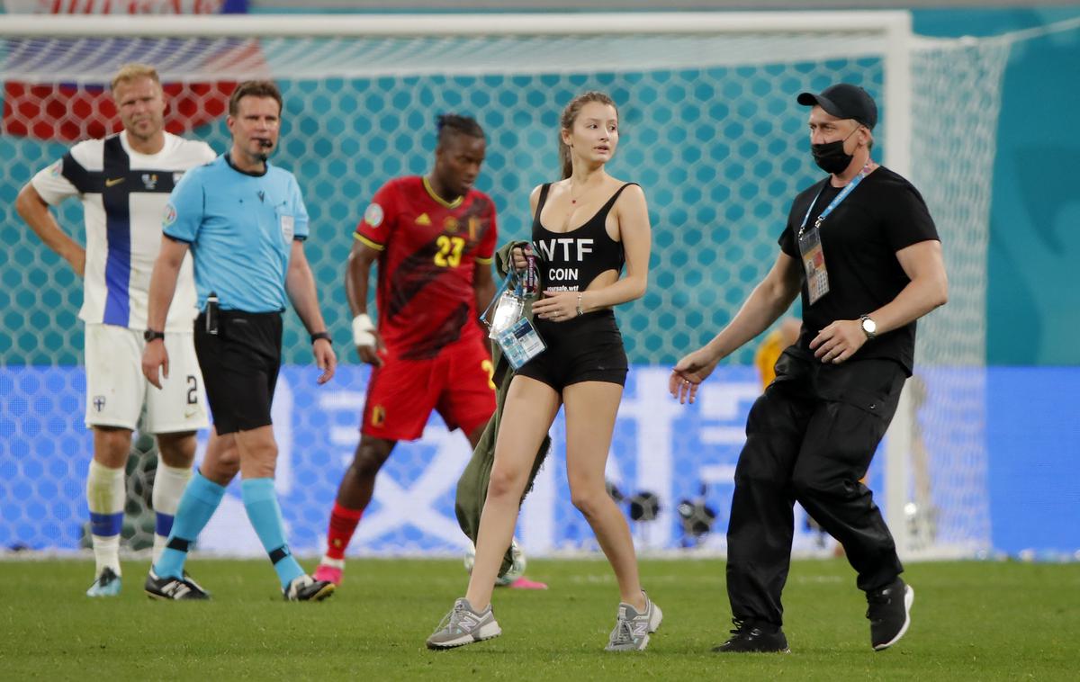 pitch invader | Ponedeljkov obračun med Belgijo in Dansko na Euru 2020 je z nenadejanim prihodom na nogometno zelenico prekinila pomanjkljivo oblečena mladenka.   | Foto Reuters