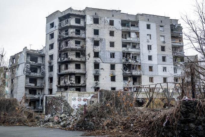 Povsem porušena in uničena stanovanjska zgradba v Borodjanki | Foto: Ana Kovač