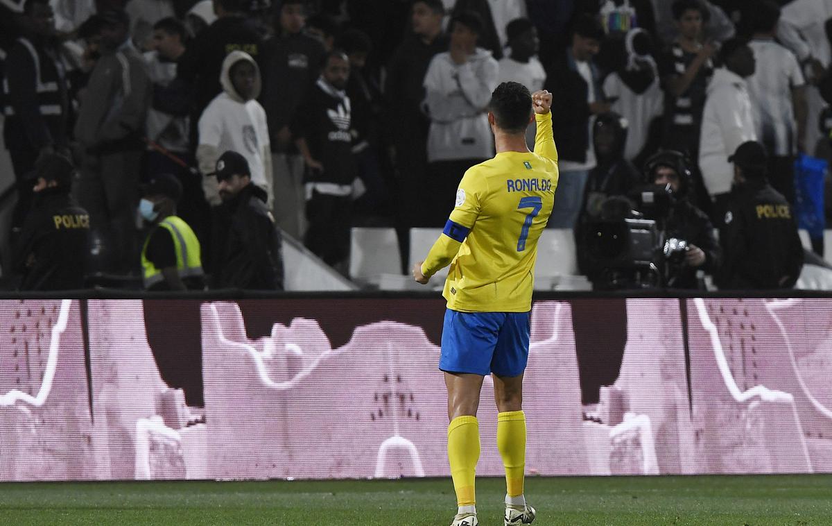 Cristiano Ronaldo | Nogometni zvezdnik Cristiano Ronaldo je z nespodobno gesto razburil navijače Lionela Messija.  | Foto Reuters