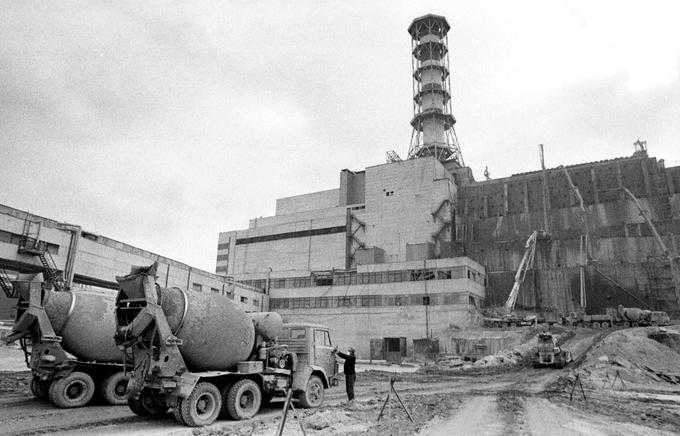 Gradnja černobilskega sarkofaga se je začela junija 1986, dokončan je bil že novembra istega leta. Hitenje je bilo nujno, a je objektu dolgoročno škodovalo, saj je bila gradnja izjemno površna.
 | Foto: Reuters