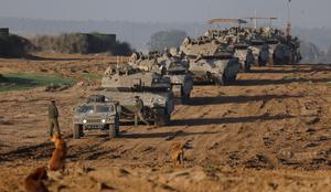 Število žrtev v Gazi še naprej narašča, na območje vstopili tovornjaki s pomočjo