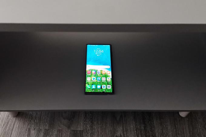 Huawei Mate Xs je v zloženem stanju od daleč videti kot povsem "normalen" pametni telefon. Poznavalsko oko bo sicer hitro opazilo podrobnosti, ki izdajajo njegovo pravo poreklo, predvsem odsotnost levega roba in sprednje kamere. | Foto: Matic Tomšič