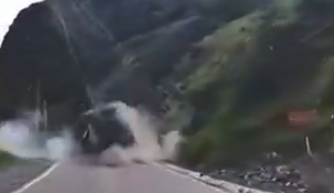Šokanten posnetek: trenutek, ko ogromna skala pod seboj pokoplje tovornjak #video