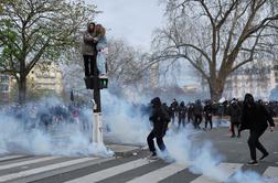 Na protestih v Franciji ranjenih več kot tisoč policistov in gasilcev