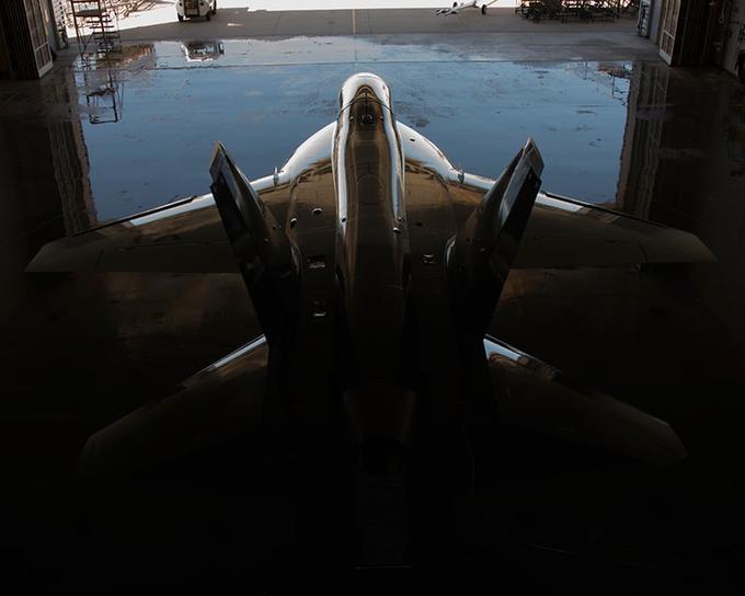 T-X ima po zgledu preizkušenega in že uveljavljenega lovca F/A-18 hornet dvojni rep V-zasnove, ki mu omogoča izjemno okretnost in ostre vpadne kote napadov. Ima prepoznavno vitko linijo lahkega šolskega reaktivca z izjemno pregledno dvosedežno kabino, ki je tudi zelo udobna, prostorna in kot taka še izdatno prilagodljiva.  | Foto: Boeing