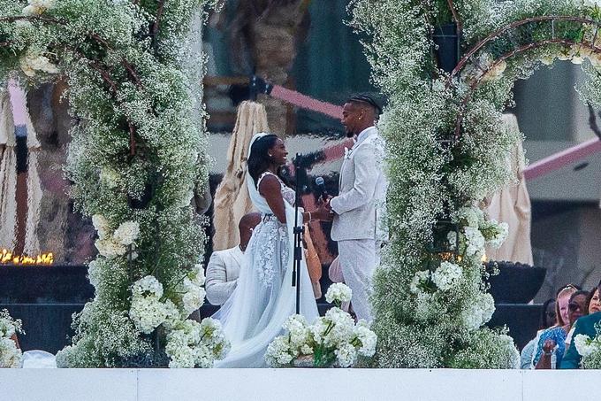 Na poroki s 144 gosti se je nevesta kar štirikrat preoblekla. | Foto: Profimedia