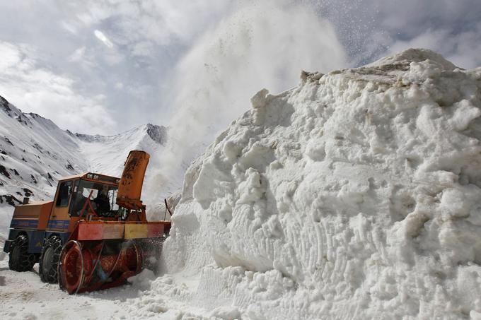 Brez velikih snežnih frez in tudi buldožerjev bi bil prelaz verjetno neprevozen verjetno tudi v zgodnjem poletju.  | Foto: Reuters