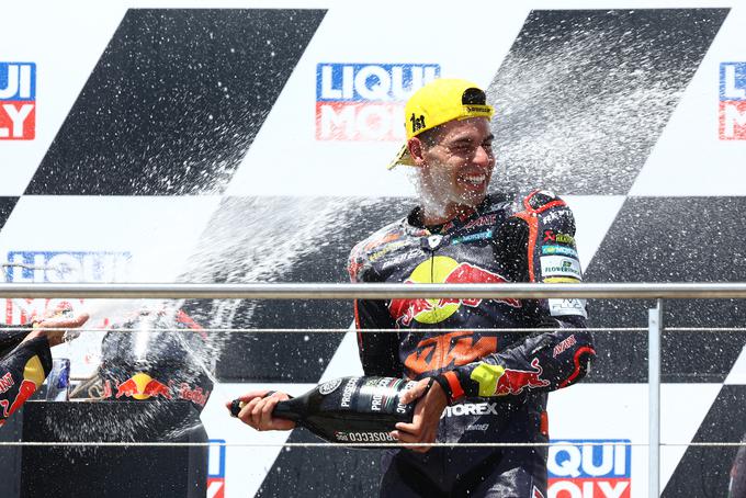Augusto Fernandez je zmagovalec dirke v razredu moto2.

 | Foto: Reuters