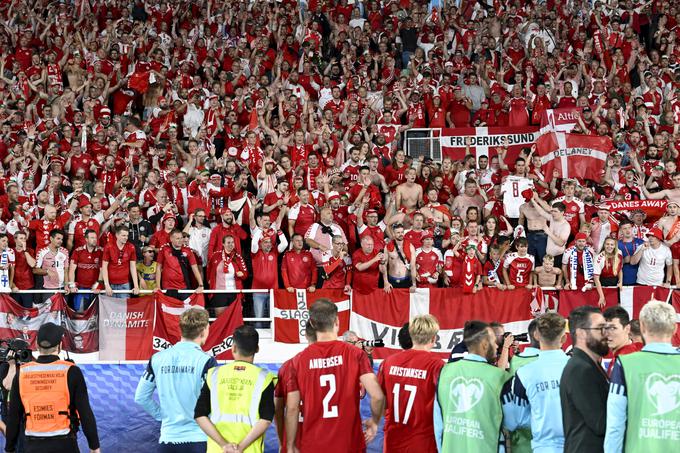 Veselje danskih nogometašev v Helsinkih po pomembni zmagi v boju za Euro 2024. | Foto: Reuters