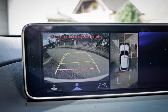 Preprečevanje naleta tudi pri vzvratni vožnji, sistem za zaznavanje s strani bližajočih se vozil pri vzratnem speljevanju s parkirnega prostora, RCTA - Rear Crossing Traffic Alert | Foto: Ciril Komotar