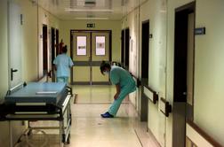 Dve pacientki stlačili na eno posteljo. Direktor bolnišnice se brani: Bilo je kratko.