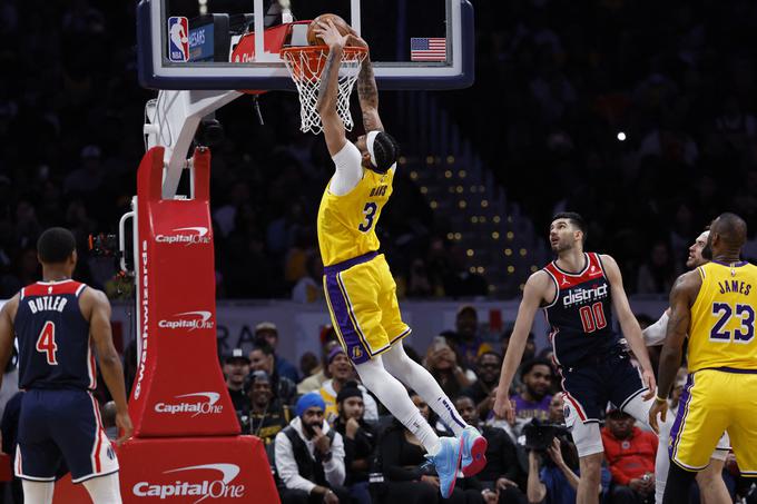 Anthony Davis je ob pomembni zmaga Lakersov vknjižil 35 točk in dodal 18 skokov. | Foto: Reuters