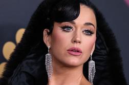 Pevka Katy Perry pojasnila, kaj se dogaja z njenim obrazom #video