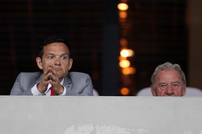Takratna športni direktor Olimpije Nenad Protega in predsednik Milan Mandarić nista mogla biti zadovoljna z uvodnima tretjinama srečanj proti Trenčinu. | Foto: Aleš Fevžer