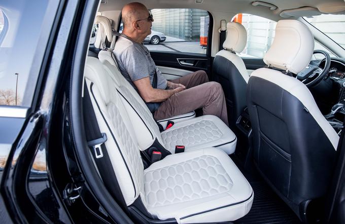 S-max je opremljen s premium sedežnimi prevlekami vignale. Voznikov sedež ponuja masažno funkcijo, na treh enakih sedežih v drugi vrsti pa je dovolj prostora za dolge noge. | Foto: Vid Ponikvar